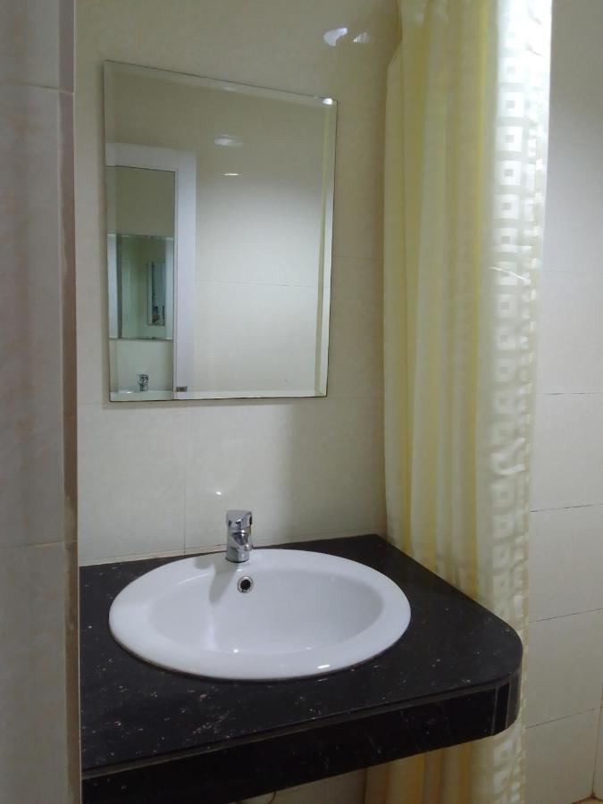 Super Oyo 90464 Borneo Suites Hotel Kota Kinabalu Exterior photo